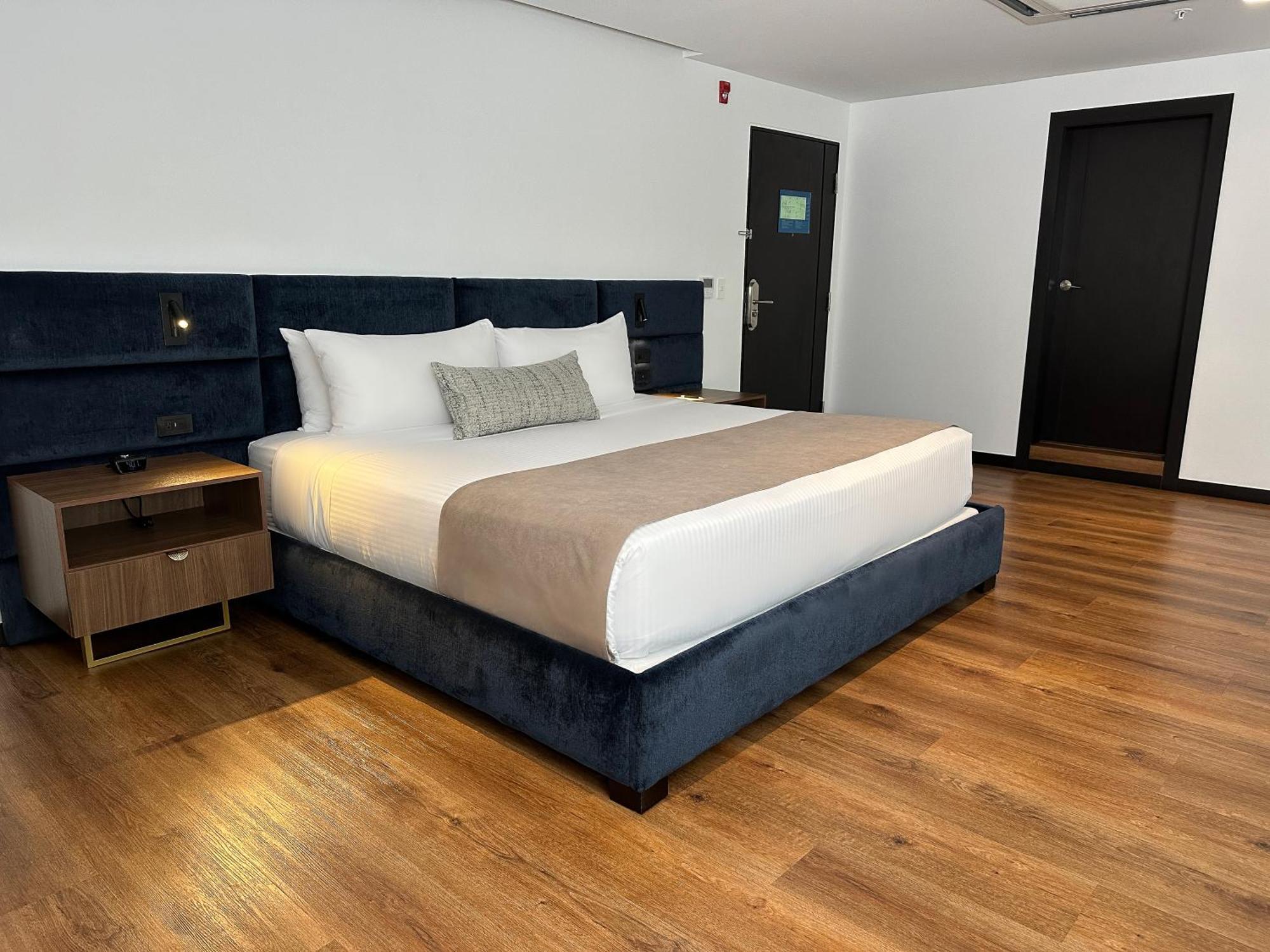 Wyndham Quito Airport Hotel Puembo Luaran gambar A bedroom at the hotel