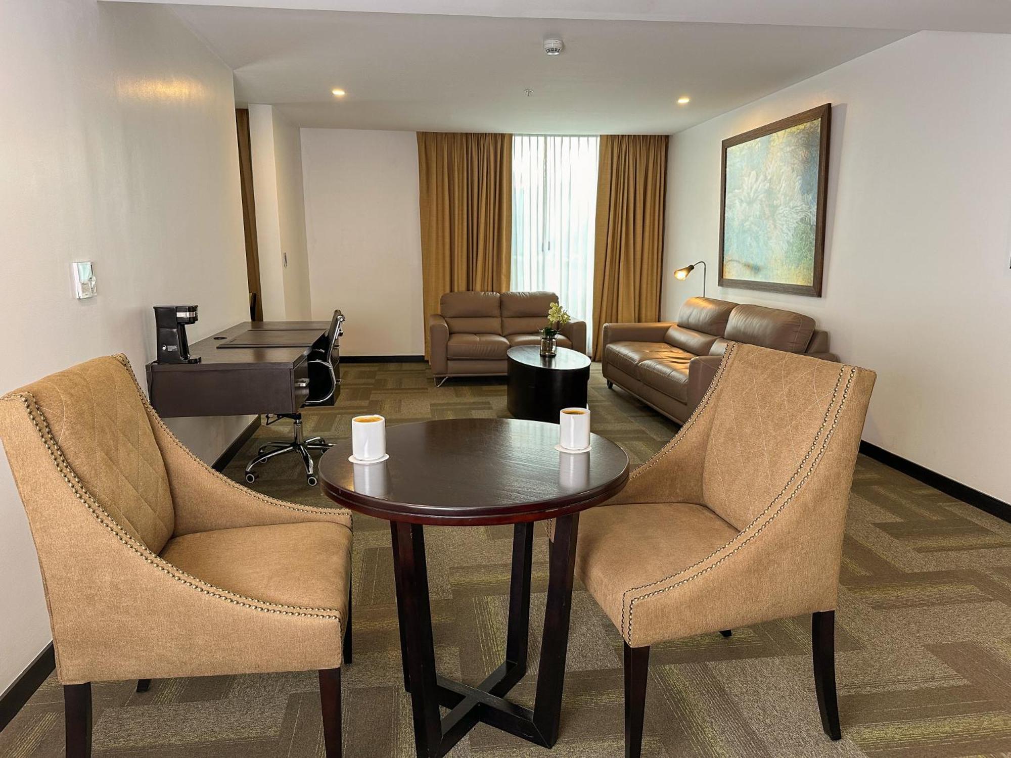 Wyndham Quito Airport Hotel Puembo Luaran gambar Suite at the hotel