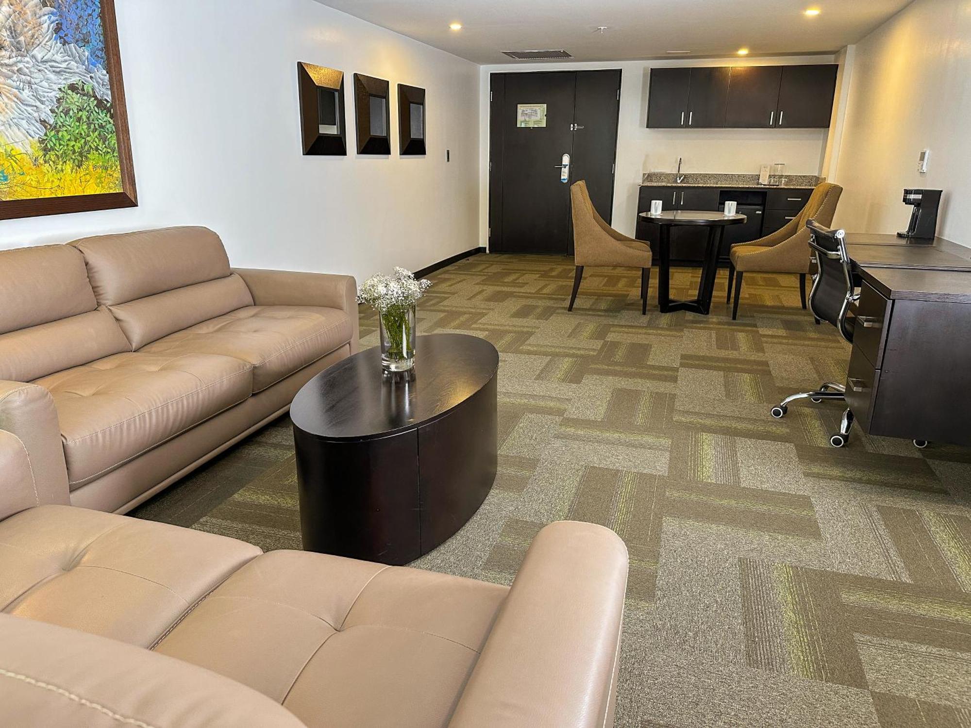 Wyndham Quito Airport Hotel Puembo Luaran gambar A typical office at the business center