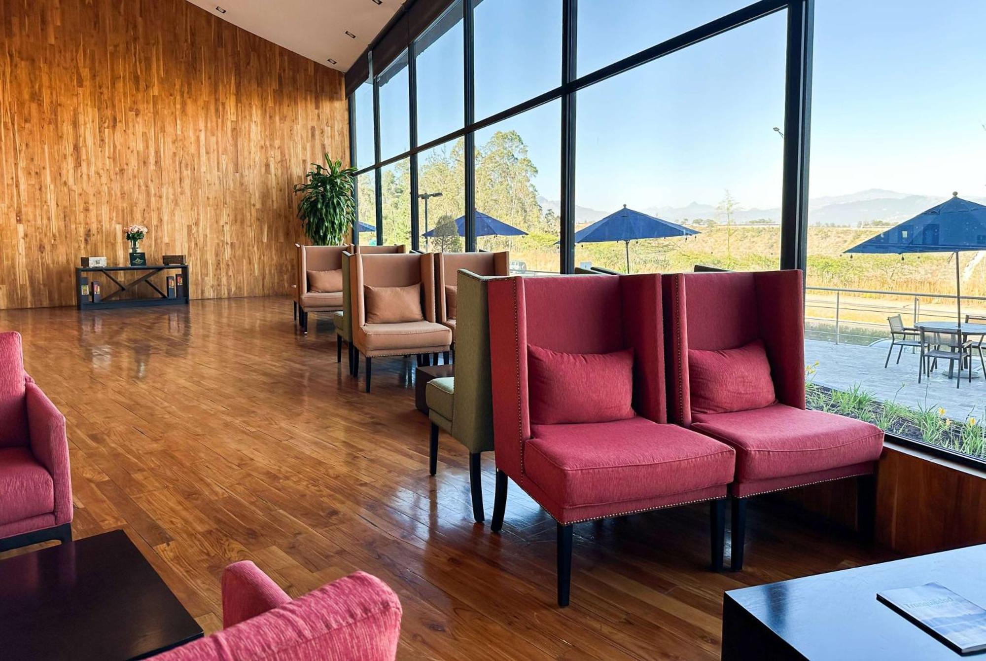 Wyndham Quito Airport Hotel Puembo Luaran gambar The interior of the airport's VIP lounge