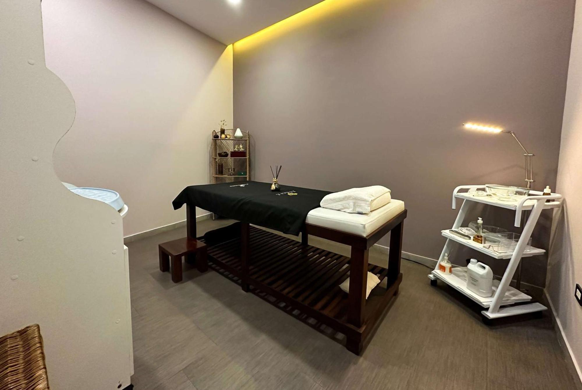 Wyndham Quito Airport Hotel Puembo Luaran gambar A massage table