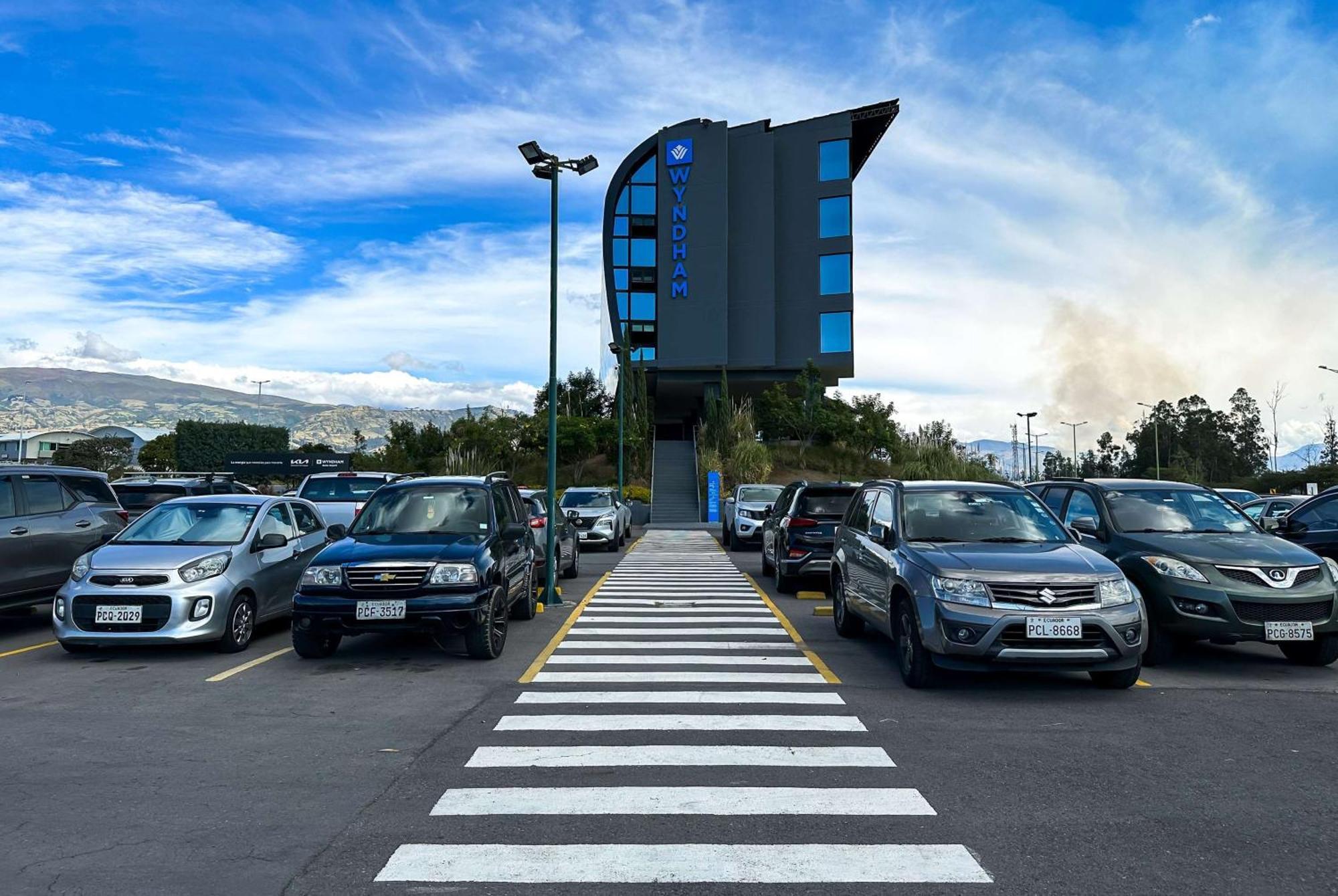 Wyndham Quito Airport Hotel Puembo Luaran gambar The new terminal