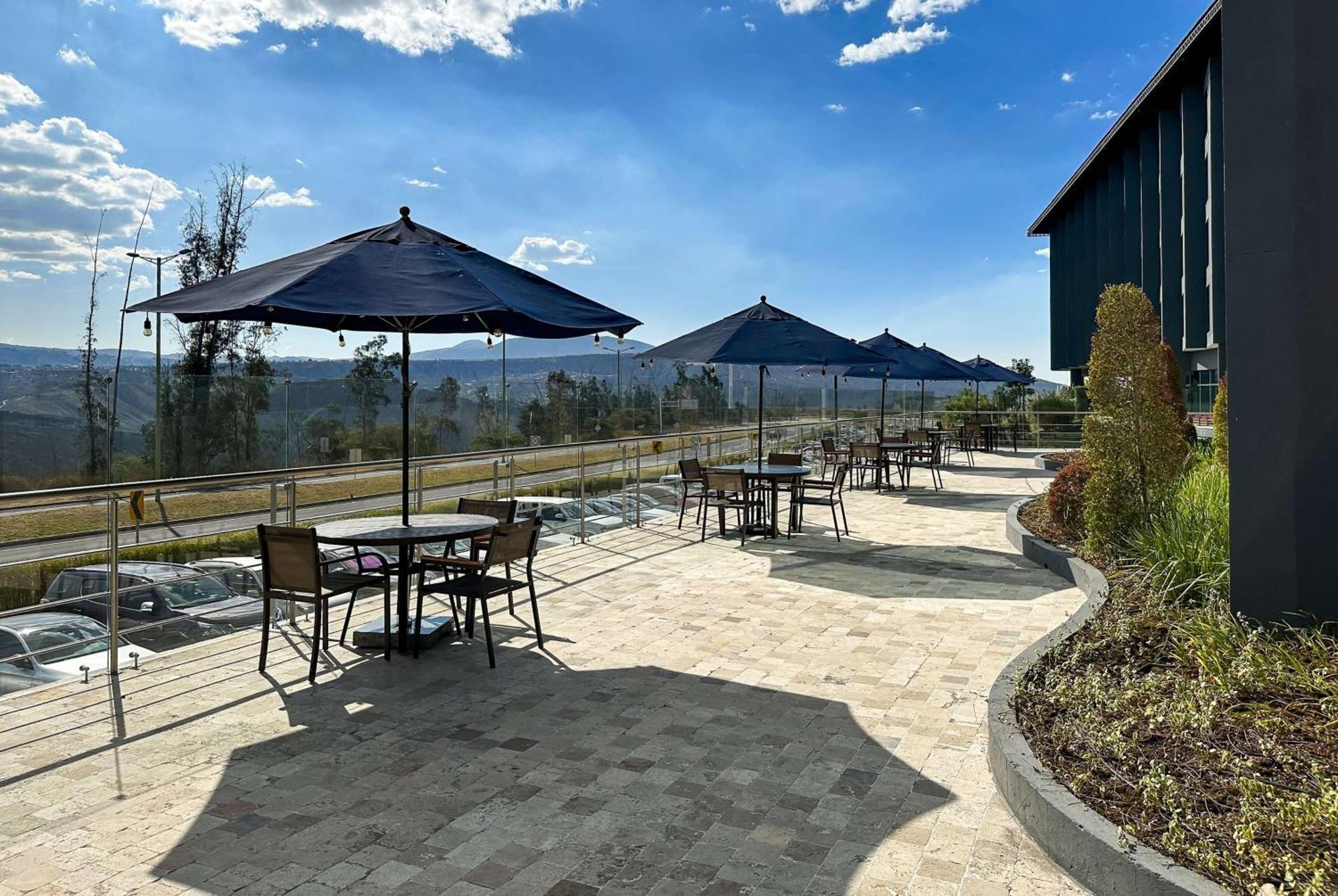 Wyndham Quito Airport Hotel Puembo Luaran gambar The patio at the new library