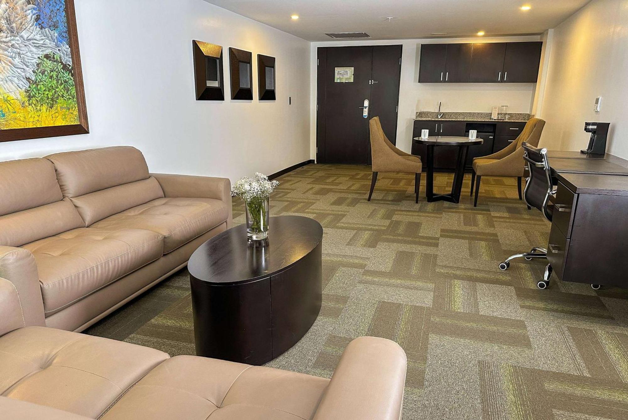 Wyndham Quito Airport Hotel Puembo Luaran gambar A typical office at the center