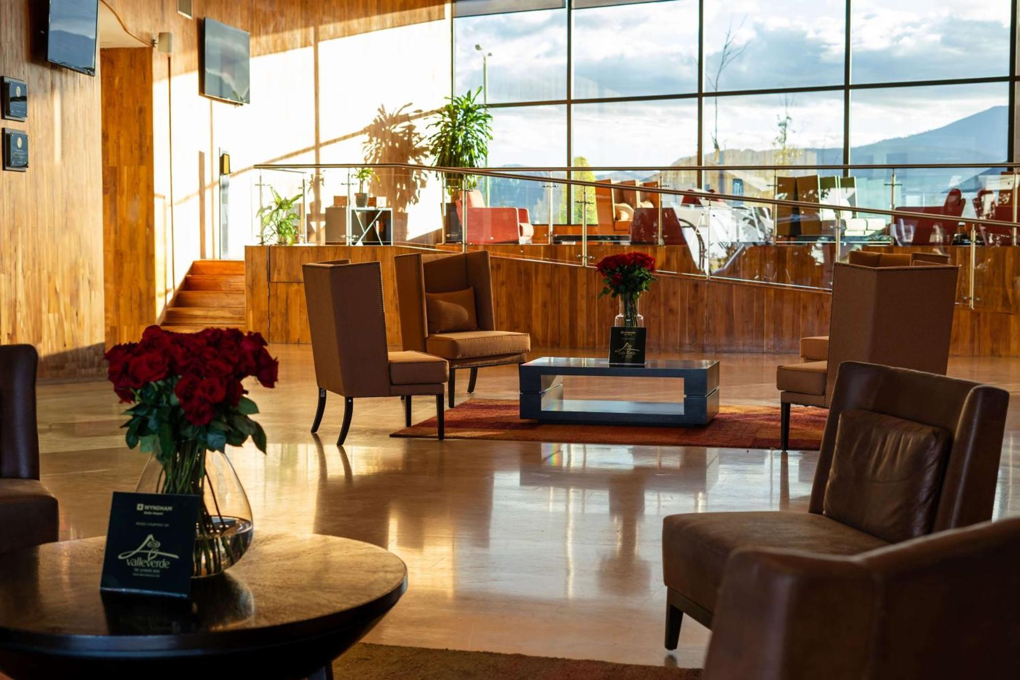 Wyndham Quito Airport Hotel Puembo Luaran gambar The lobby of the hotel