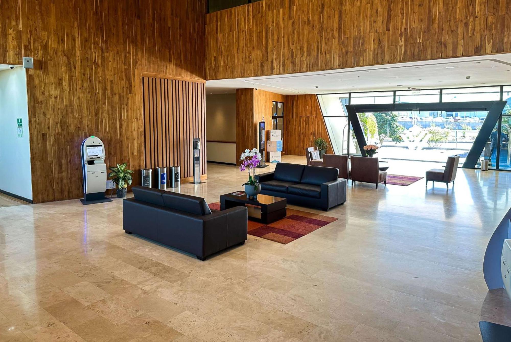 Wyndham Quito Airport Hotel Puembo Luaran gambar Lobby