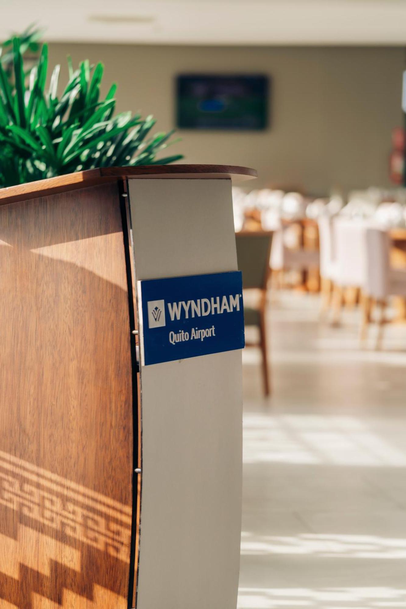 Wyndham Quito Airport Hotel Puembo Luaran gambar A Wyndham hotel sign