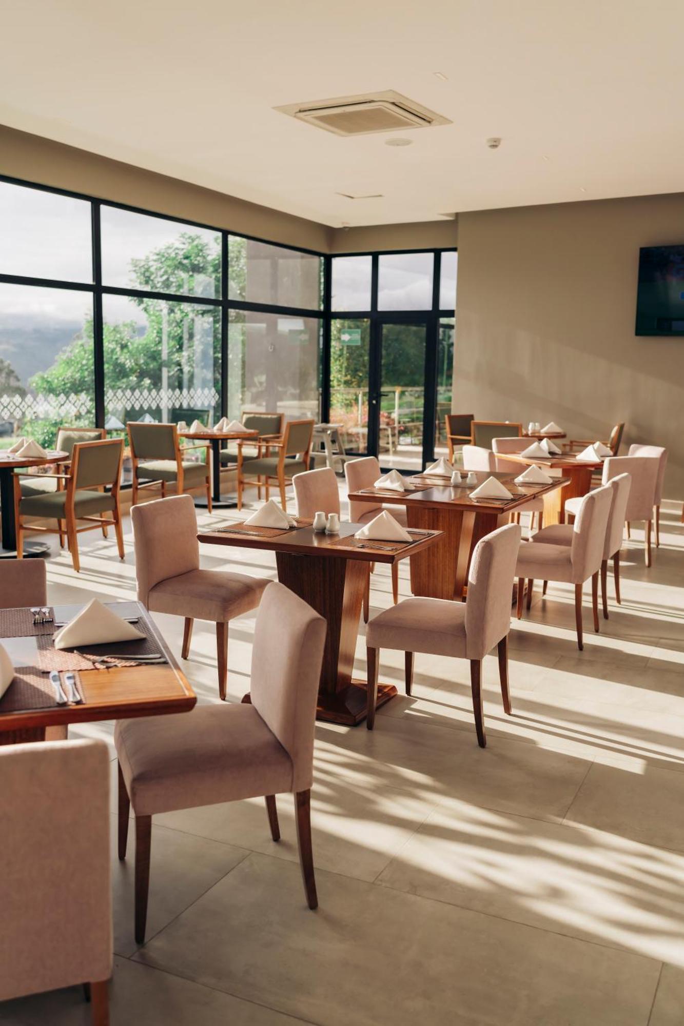 Wyndham Quito Airport Hotel Puembo Luaran gambar The restaurant