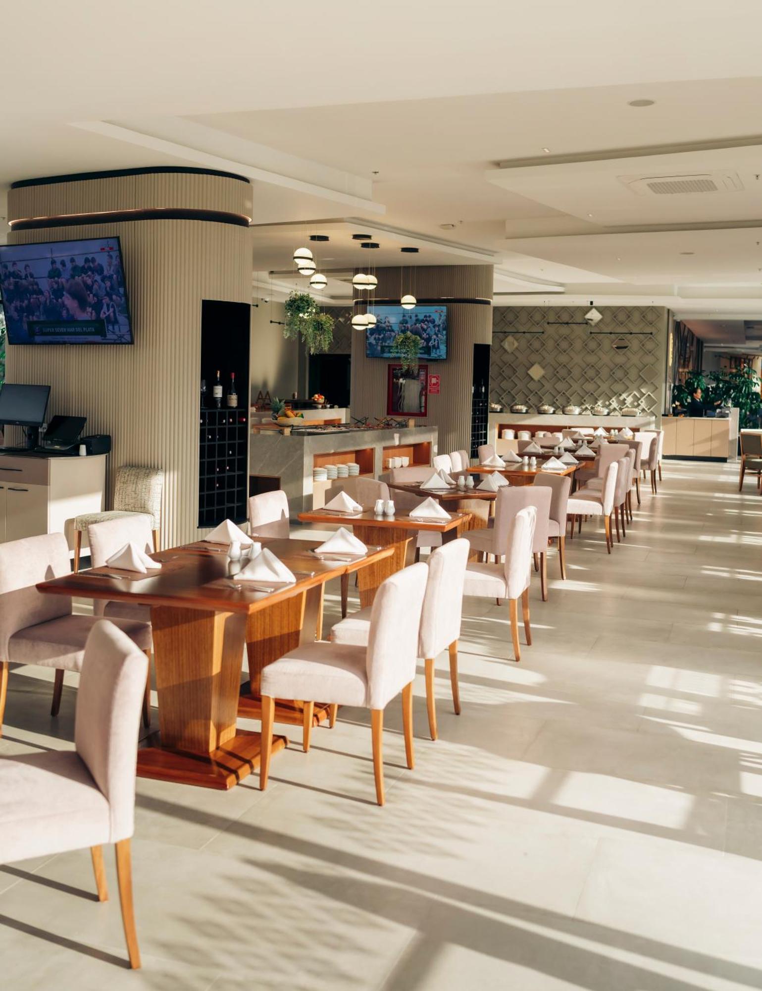 Wyndham Quito Airport Hotel Puembo Luaran gambar The restaurant