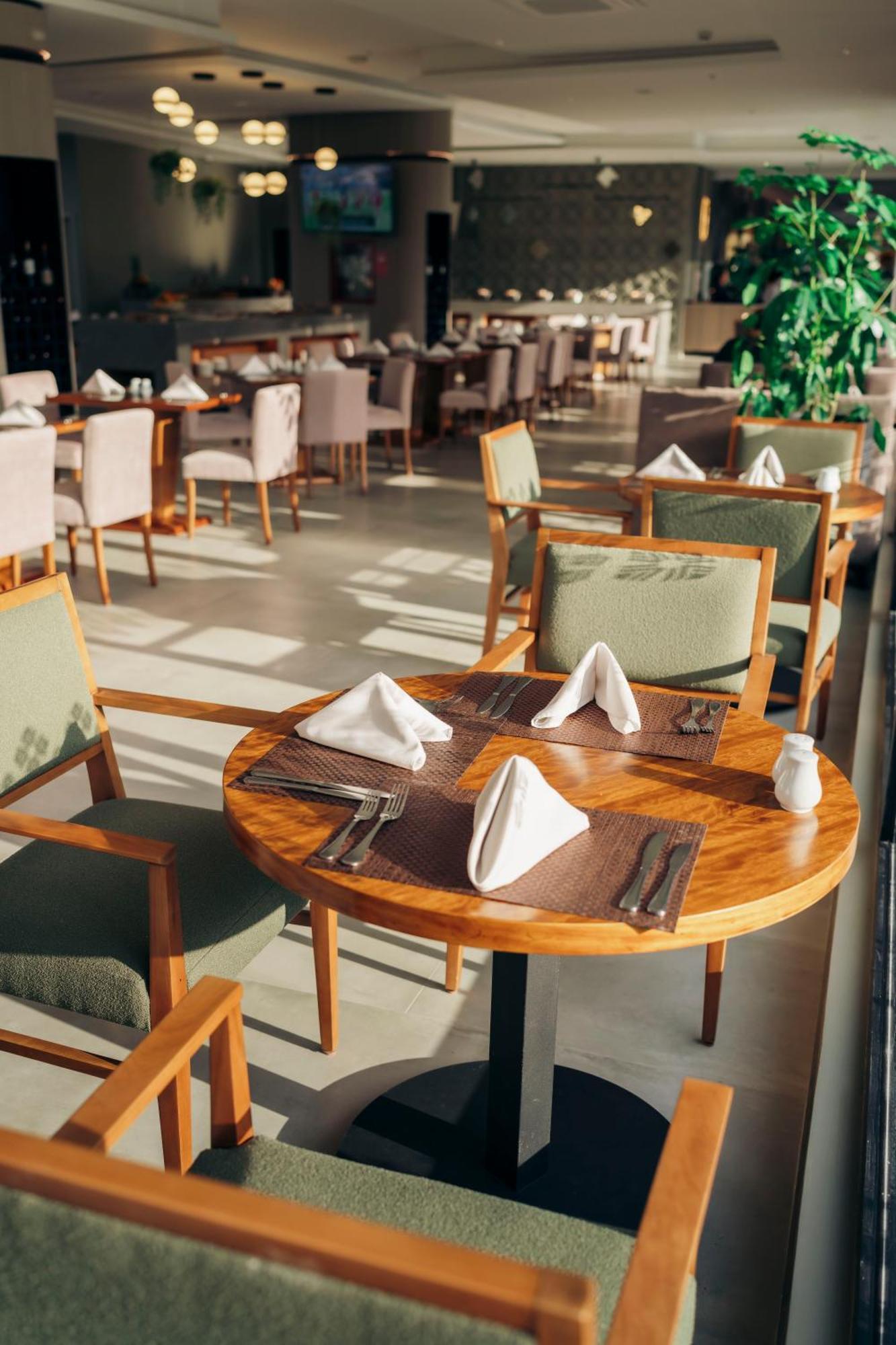 Wyndham Quito Airport Hotel Puembo Luaran gambar A place setting in a restaurant