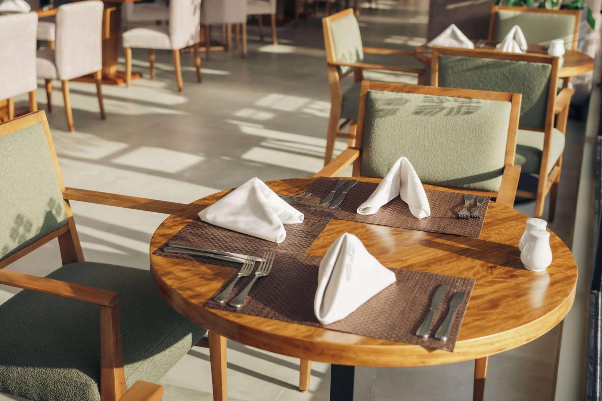 Wyndham Quito Airport Hotel Puembo Luaran gambar A place setting