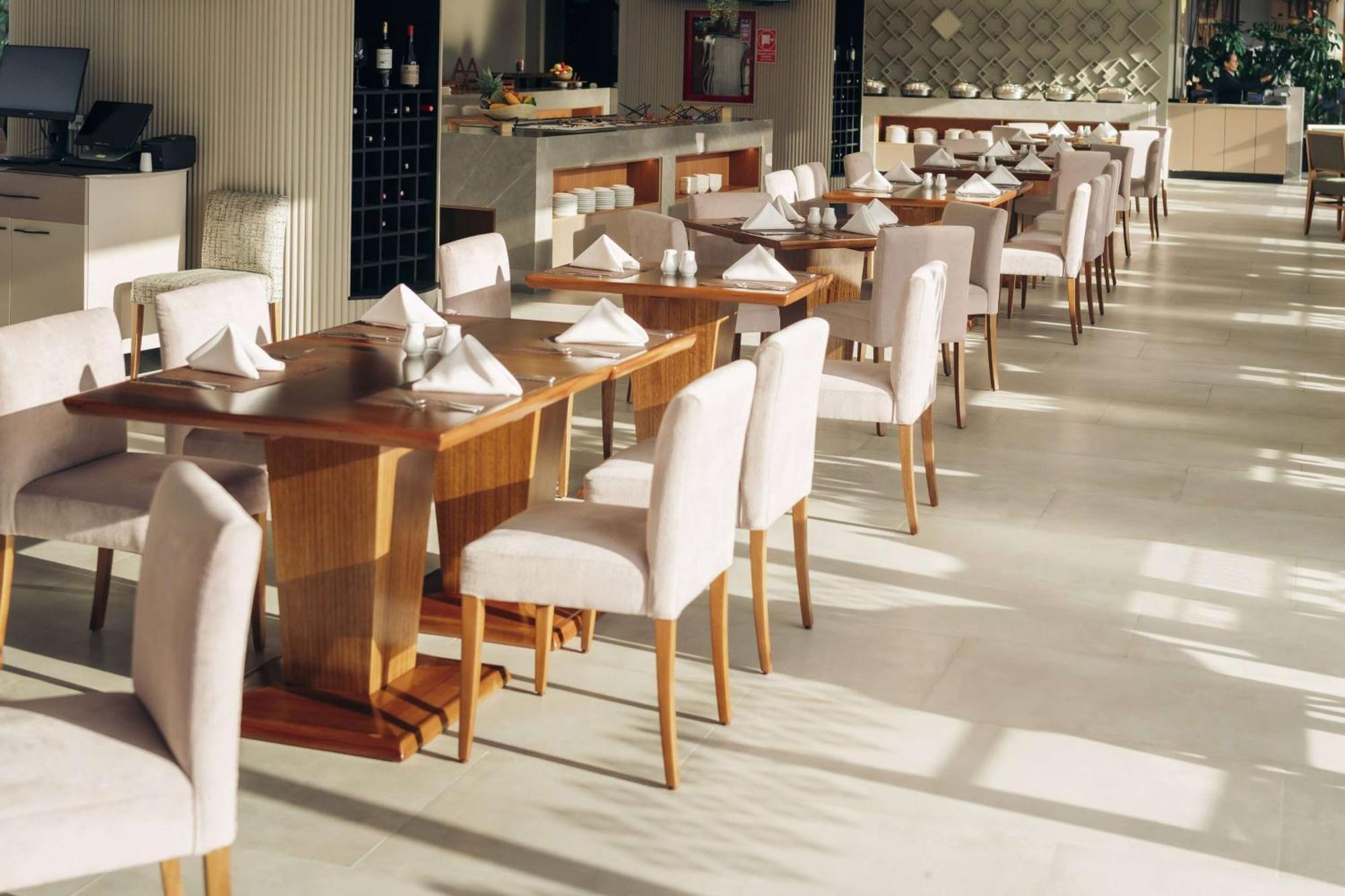 Wyndham Quito Airport Hotel Puembo Luaran gambar Interior of the restaurant